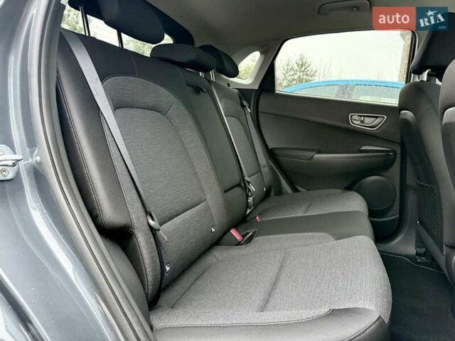 Серый Хендай Kona, объемом двигателя 0 л и пробегом 74 тыс. км за 15250 $, фото 83 на Automoto.ua