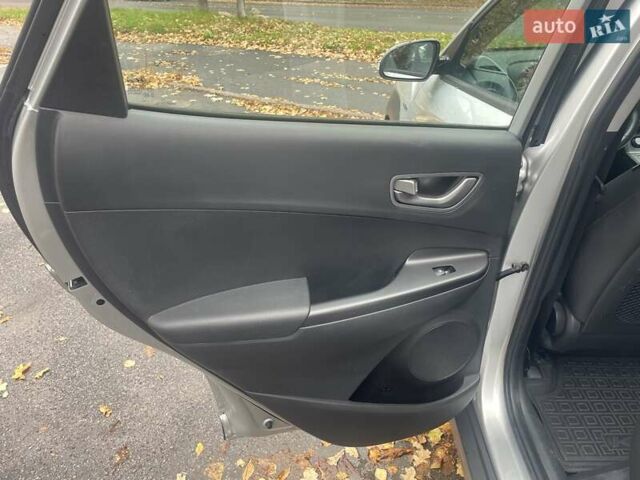 Серый Хендай Kona, объемом двигателя 0 л и пробегом 114 тыс. км за 17100 $, фото 31 на Automoto.ua