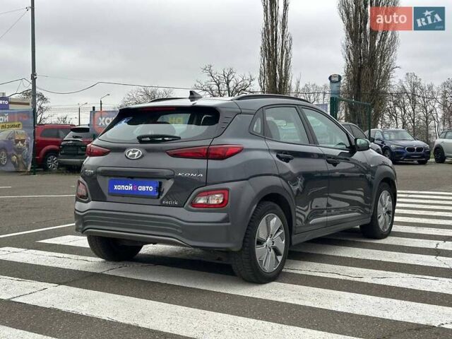 Серый Хендай Kona, объемом двигателя 0 л и пробегом 95 тыс. км за 17200 $, фото 4 на Automoto.ua