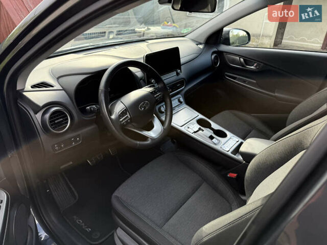 Серый Хендай Kona, объемом двигателя 0 л и пробегом 61 тыс. км за 15100 $, фото 11 на Automoto.ua