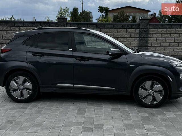Серый Хендай Kona, объемом двигателя 0 л и пробегом 61 тыс. км за 15100 $, фото 3 на Automoto.ua
