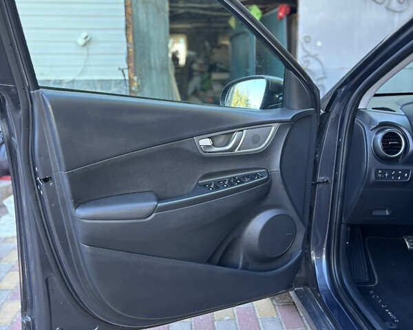 Сірий Хендай Kona, об'ємом двигуна 0 л та пробігом 62 тис. км за 18200 $, фото 22 на Automoto.ua