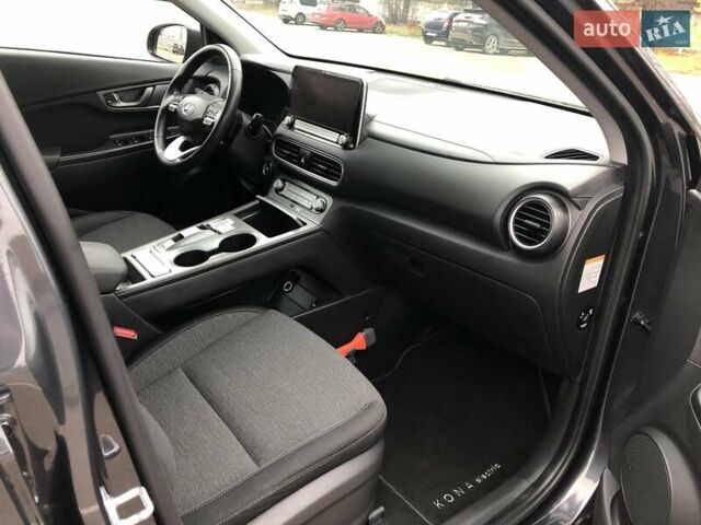 Сірий Хендай Kona, об'ємом двигуна 0 л та пробігом 70 тис. км за 17950 $, фото 23 на Automoto.ua
