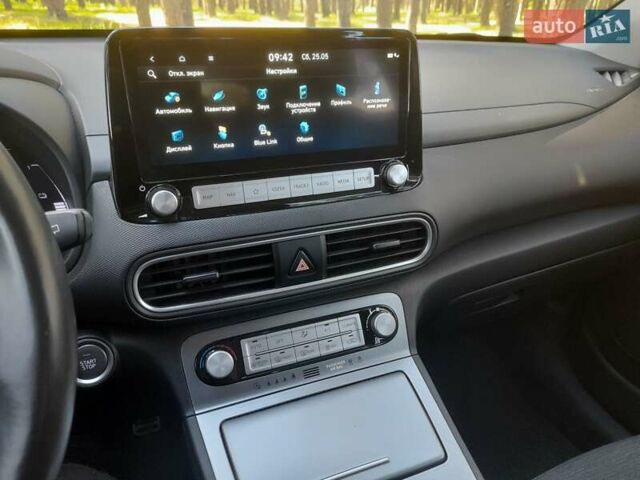 Серый Хендай Kona, объемом двигателя 0 л и пробегом 86 тыс. км за 15500 $, фото 16 на Automoto.ua