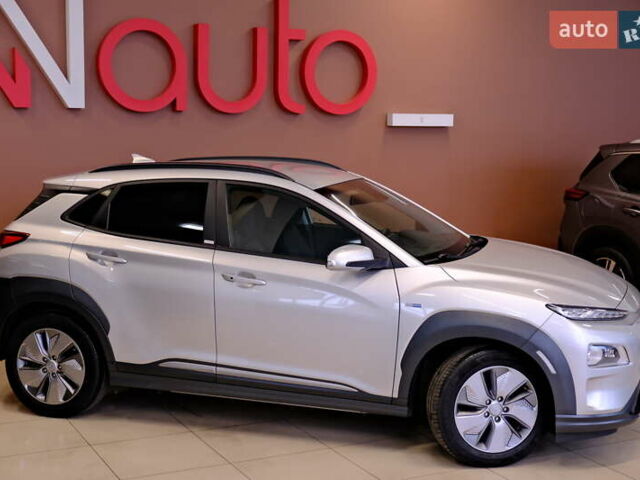 Серый Хендай Kona, объемом двигателя 0 л и пробегом 88 тыс. км за 20300 $, фото 7 на Automoto.ua