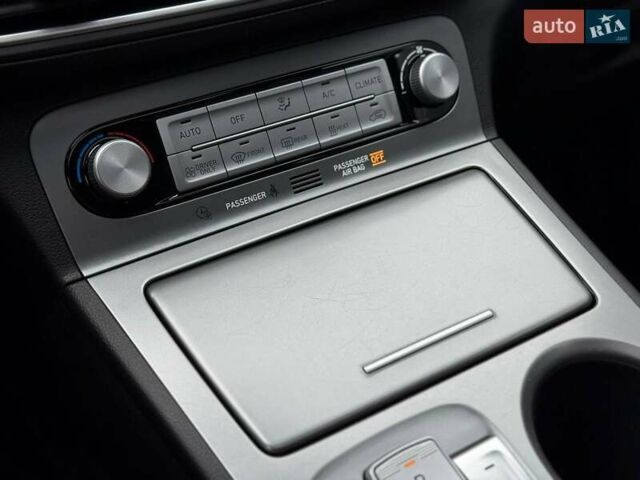 Сірий Хендай Kona, об'ємом двигуна 0 л та пробігом 61 тис. км за 17700 $, фото 38 на Automoto.ua