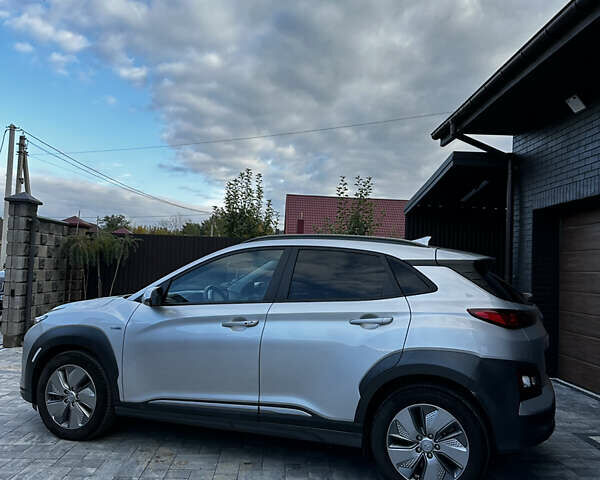 Серый Хендай Kona, объемом двигателя 0 л и пробегом 38 тыс. км за 19500 $, фото 3 на Automoto.ua