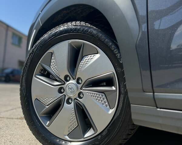 Серый Хендай Kona, объемом двигателя 0 л и пробегом 30 тыс. км за 21100 $, фото 7 на Automoto.ua