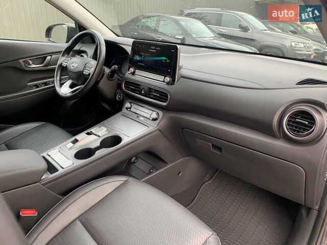 Серый Хендай Kona, объемом двигателя 0 л и пробегом 107 тыс. км за 18900 $, фото 9 на Automoto.ua