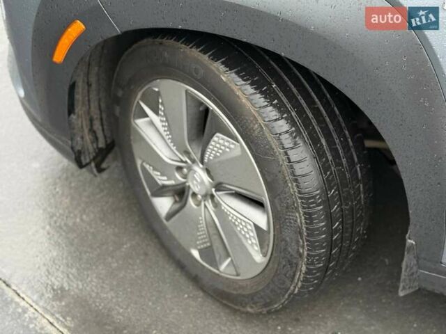 Сірий Хендай Kona, об'ємом двигуна 0 л та пробігом 61 тис. км за 17700 $, фото 5 на Automoto.ua