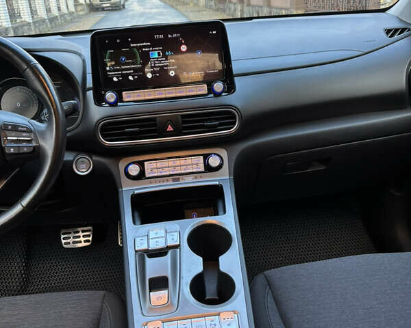 Серый Хендай Kona, объемом двигателя 0 л и пробегом 23 тыс. км за 16900 $, фото 6 на Automoto.ua