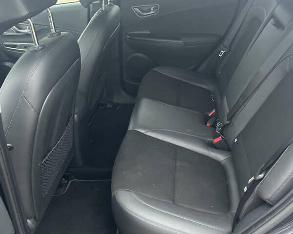 Серый Хендай Kona, объемом двигателя 0 л и пробегом 98 тыс. км за 17700 $, фото 4 на Automoto.ua