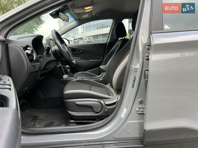 Серый Хендай Kona, объемом двигателя 1.6 л и пробегом 54 тыс. км за 20950 $, фото 29 на Automoto.ua