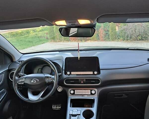 Сірий Хендай Kona, об'ємом двигуна 0 л та пробігом 63 тис. км за 17950 $, фото 7 на Automoto.ua