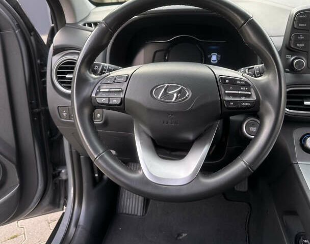 Сірий Хендай Kona, об'ємом двигуна 0 л та пробігом 56 тис. км за 17900 $, фото 8 на Automoto.ua