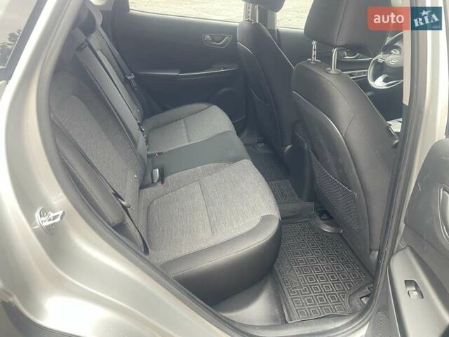 Серый Хендай Kona, объемом двигателя 0 л и пробегом 114 тыс. км за 17100 $, фото 40 на Automoto.ua