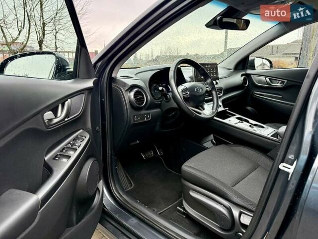 Серый Хендай Kona, объемом двигателя 0 л и пробегом 74 тыс. км за 15250 $, фото 41 на Automoto.ua