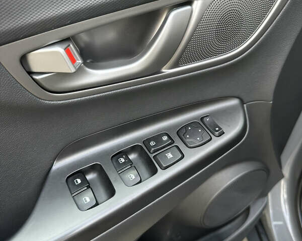 Сірий Хендай Kona, об'ємом двигуна 0 л та пробігом 56 тис. км за 17900 $, фото 16 на Automoto.ua