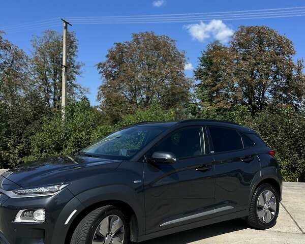 Серый Хендай Kona, объемом двигателя 0 л и пробегом 30 тыс. км за 21100 $, фото 2 на Automoto.ua