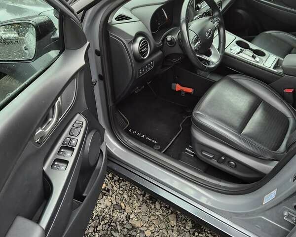 Сірий Хендай Kona, об'ємом двигуна 0 л та пробігом 99 тис. км за 19499 $, фото 34 на Automoto.ua