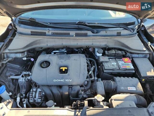 Серый Хендай Kona, объемом двигателя 2 л и пробегом 86 тыс. км за 2500 $, фото 11 на Automoto.ua