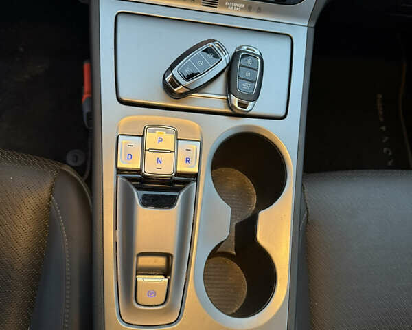 Сірий Хендай Kona, об'ємом двигуна 0 л та пробігом 98 тис. км за 17900 $, фото 16 на Automoto.ua