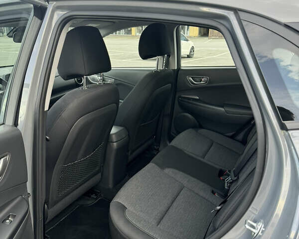 Серый Хендай Kona, объемом двигателя 0 л и пробегом 52 тыс. км за 16300 $, фото 17 на Automoto.ua