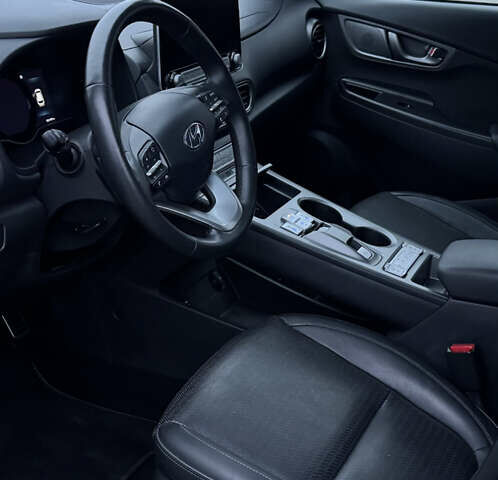 Серый Хендай Kona, объемом двигателя 0 л и пробегом 98 тыс. км за 18300 $, фото 20 на Automoto.ua