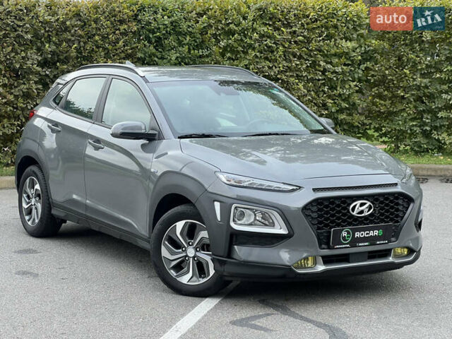 Серый Хендай Kona, объемом двигателя 1.6 л и пробегом 54 тыс. км за 20950 $, фото 1 на Automoto.ua