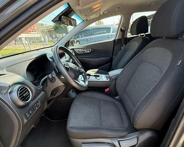 Сірий Хендай Kona, об'ємом двигуна 0 л та пробігом 60 тис. км за 17000 $, фото 11 на Automoto.ua
