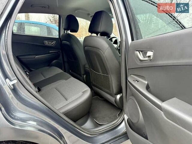 Серый Хендай Kona, объемом двигателя 0 л и пробегом 74 тыс. км за 15250 $, фото 81 на Automoto.ua