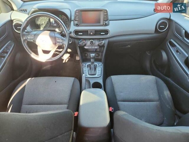 Серый Хендай Kona, объемом двигателя 2 л и пробегом 86 тыс. км за 2500 $, фото 7 на Automoto.ua