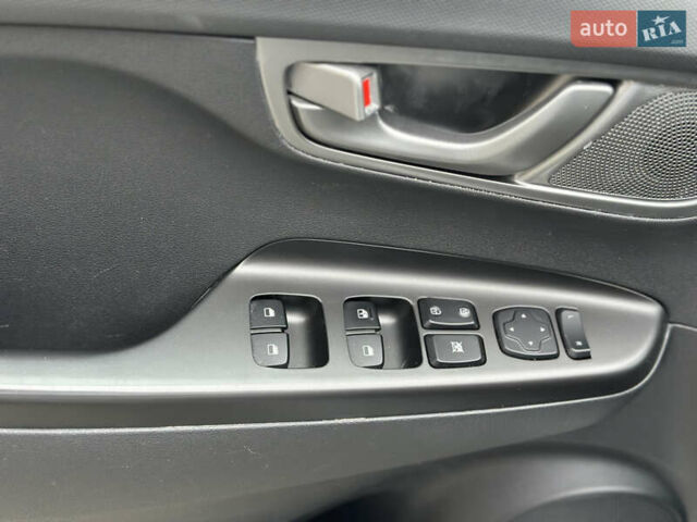 Серый Хендай Kona, объемом двигателя 0 л и пробегом 62 тыс. км за 18900 $, фото 35 на Automoto.ua