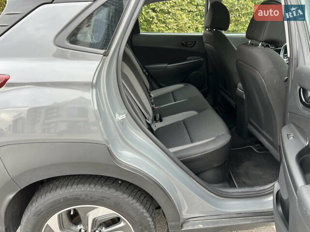 Серый Хендай Kona, объемом двигателя 1.6 л и пробегом 54 тыс. км за 20950 $, фото 48 на Automoto.ua