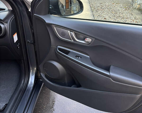 Серый Хендай Kona, объемом двигателя 0 л и пробегом 23 тыс. км за 16900 $, фото 24 на Automoto.ua