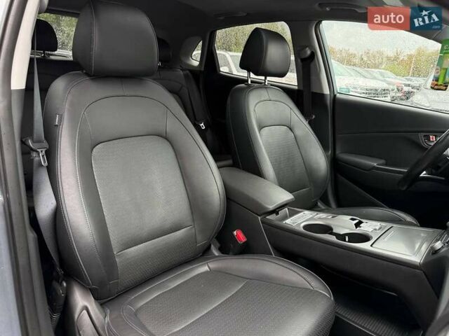 Сірий Хендай Kona, об'ємом двигуна 0 л та пробігом 61 тис. км за 17700 $, фото 65 на Automoto.ua