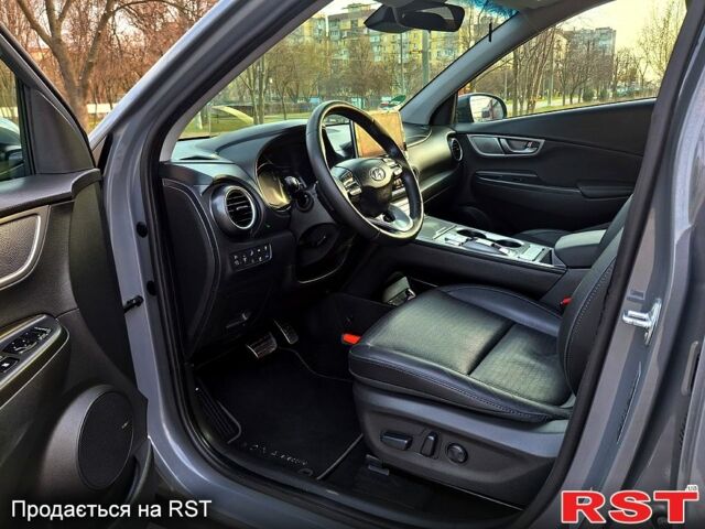 Серый Хендай Kona, объемом двигателя 0 л и пробегом 86 тыс. км за 18200 $, фото 5 на Automoto.ua