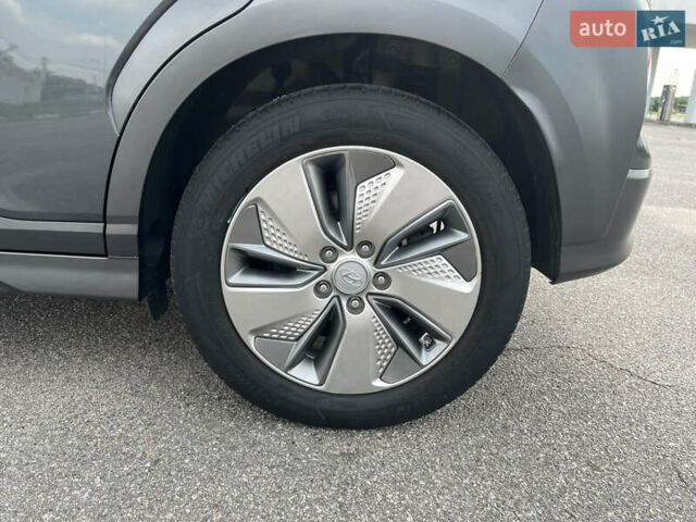 Серый Хендай Kona, объемом двигателя 0 л и пробегом 49 тыс. км за 15199 $, фото 18 на Automoto.ua