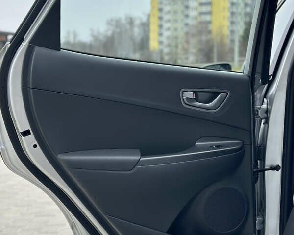 Серый Хендай Kona, объемом двигателя 0 л и пробегом 62 тыс. км за 18900 $, фото 38 на Automoto.ua