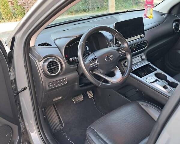 Сірий Хендай Kona, об'ємом двигуна 0 л та пробігом 63 тис. км за 17950 $, фото 11 на Automoto.ua