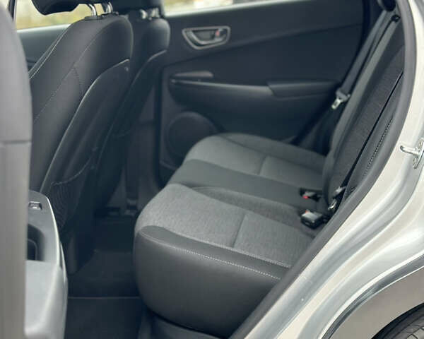 Серый Хендай Kona, объемом двигателя 0 л и пробегом 62 тыс. км за 18900 $, фото 25 на Automoto.ua