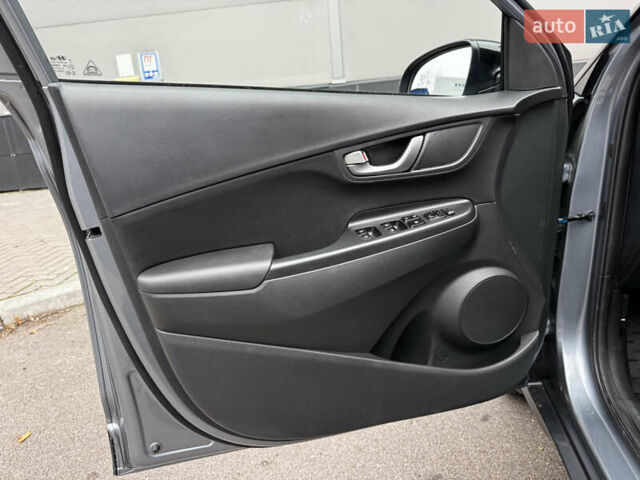 Сірий Хендай Kona, об'ємом двигуна 1.6 л та пробігом 32 тис. км за 18999 $, фото 11 на Automoto.ua
