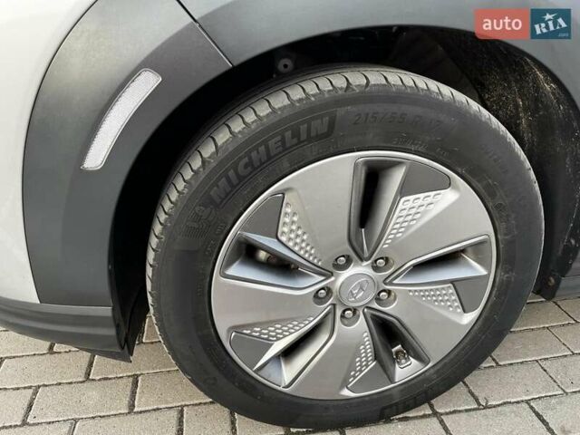 Серый Хендай Kona, объемом двигателя 0 л и пробегом 136 тыс. км за 16700 $, фото 5 на Automoto.ua