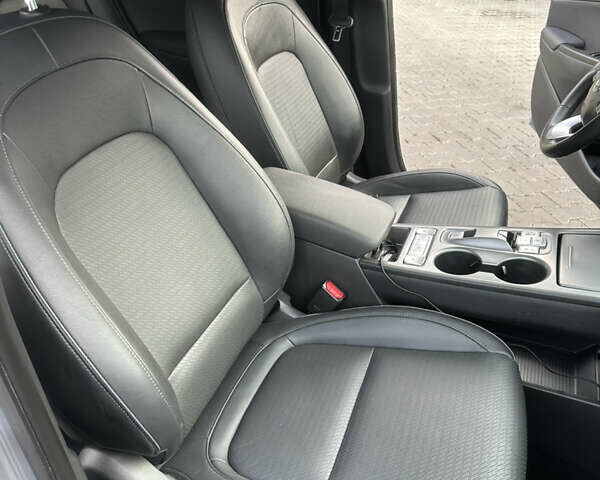 Сірий Хендай Kona, об'ємом двигуна 0 л та пробігом 56 тис. км за 17900 $, фото 11 на Automoto.ua