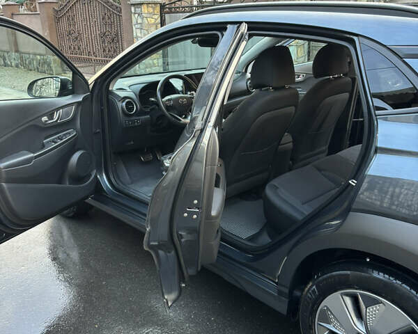 Серый Хендай Kona, объемом двигателя 0 л и пробегом 23 тыс. км за 16900 $, фото 19 на Automoto.ua