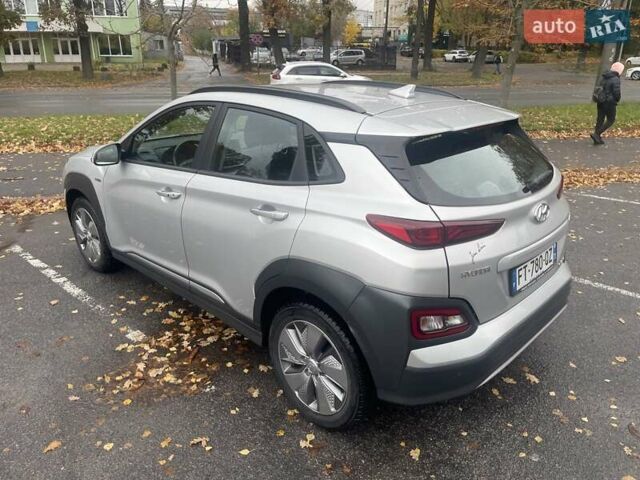 Серый Хендай Kona, объемом двигателя 0 л и пробегом 114 тыс. км за 17100 $, фото 13 на Automoto.ua