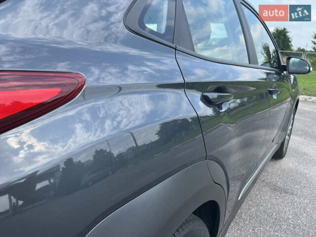 Сірий Хендай Kona, об'ємом двигуна 0 л та пробігом 50 тис. км за 14999 $, фото 14 на Automoto.ua