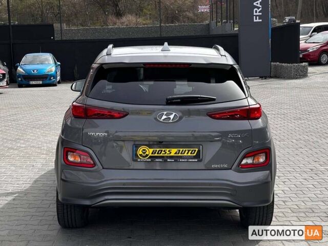 Серый Хендай Kona, объемом двигателя 64 л и пробегом 65 тыс. км за 22500 $, фото 4 на Automoto.ua