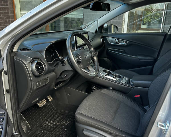 Серый Хендай Kona, объемом двигателя 0 л и пробегом 40 тыс. км за 18200 $, фото 11 на Automoto.ua