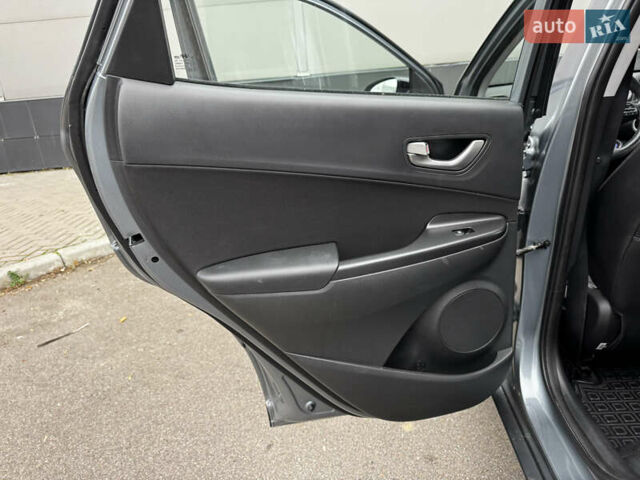 Сірий Хендай Kona, об'ємом двигуна 1.6 л та пробігом 32 тис. км за 18999 $, фото 15 на Automoto.ua